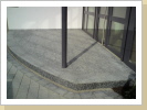Treppenpodest aus Serizzo, geflammt und geschliffen Treppenpodest aus Serizzo, geflammt und geschliffen